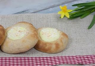 Drożdżówki z budyniem i kardamonem