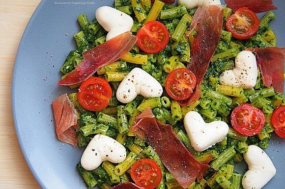 Penne z pesto, prosciutto, mozzarellą i pomidorkami cherry