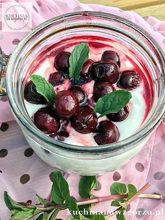 Jogurt z płatkami owsianymi i wiśniami – pyszny pomysł na śniadanie