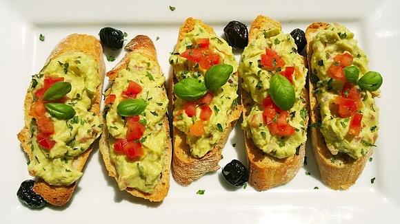 Guacamole na rozgrzanej bagietce