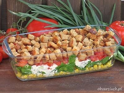 Grillowa sałatka z grzankami i sosem szczypiorkowym