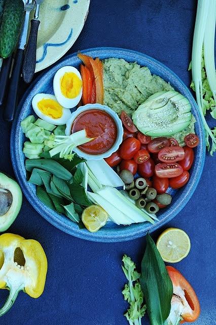 Buddha bowl z puree z brokuła – zdrowa i kolorowa misa