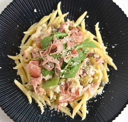 Makaron z szynką parmeńską, camembert i brandy
