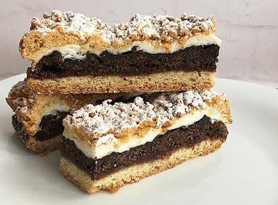 Pleśniak – ciasto z kakaową warstwą i dżemem z czarnej porzeczki