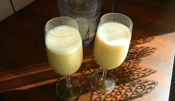 Sycący koktajl mleczno-bananowy z miodem