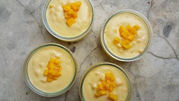 Deser z mango na bazie białego serka jogurtu i syropu z agawy