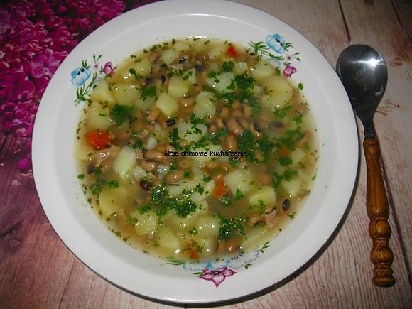 Zupa fasolowa z fasolą czarne oczko i warzywami