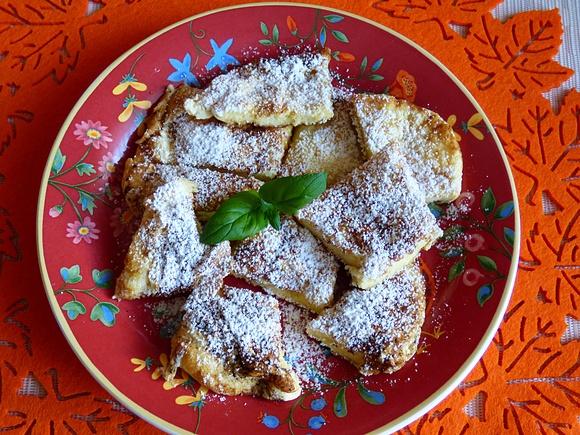 Omlet cesarski z syropem i śliwkami