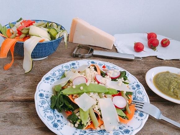 Makaron primavera z wiosennymi warzywami i pesto
