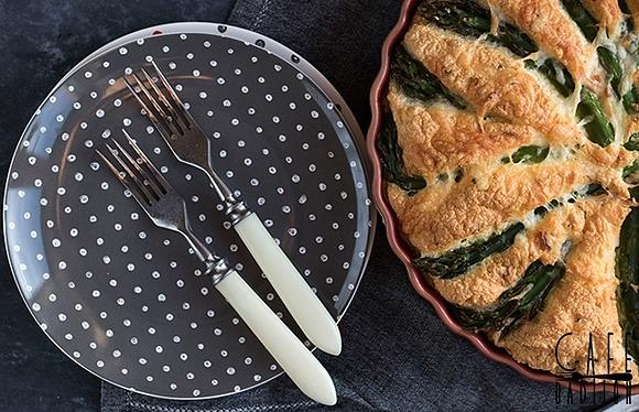 Pieczony omlet z zielonymi szparagami
