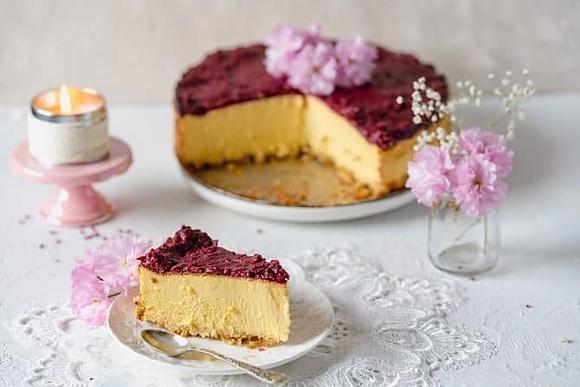 Sernik z mango i frużeliną wiśniową