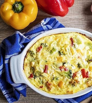 Sycąca aromatyczna zapiekanka bezglutenowa z makaronem teff, brokułami i mozzarellą