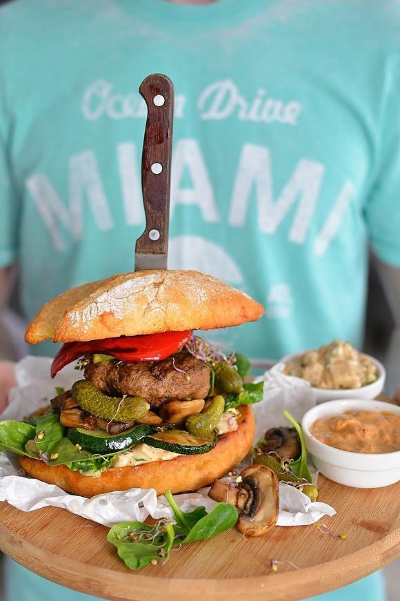 Domowy burger wołowo-wieprzowy z grillowanymi warzywami