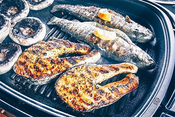 Pyszny pstrąg i łosoś z grilla