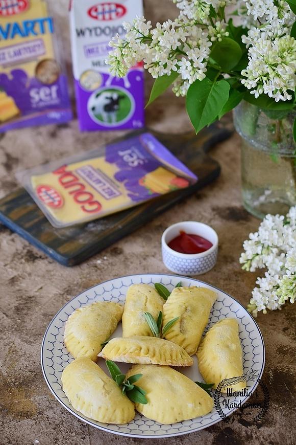 Wytrawne pierogi drożdżowe ala pizza