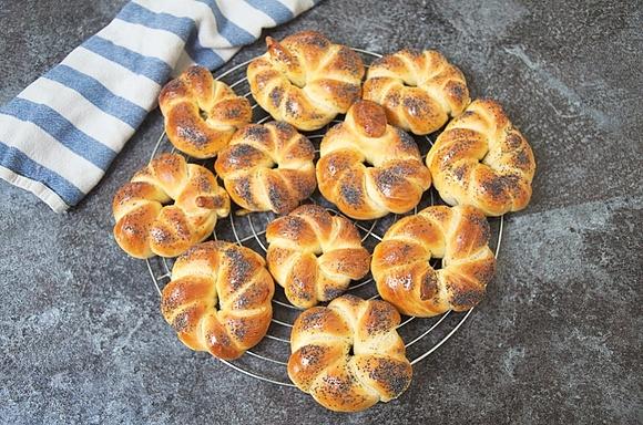 Szybkie bajgle z makiem na drożdżach