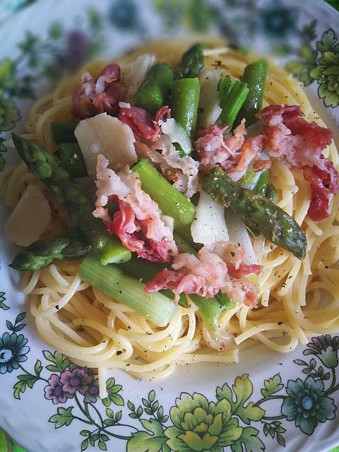 Wyborne spaghetti ze szparagami i boczkiem