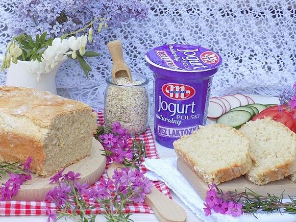 Maślany chleb na jogurcie naturalnym z płatkami owsianymi