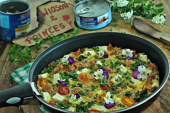 Omlet z tuńczykiem i jarmużem, szybkie i zdrowe śniadanie