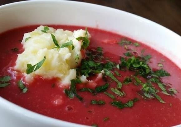 Barszcz czerwony zabielany z ziemniakami puree