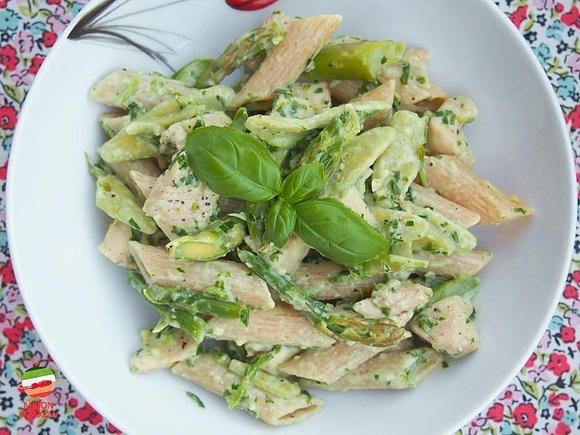 Makaron ze szparagami, kurczakiem i pesto pietruszkowym
