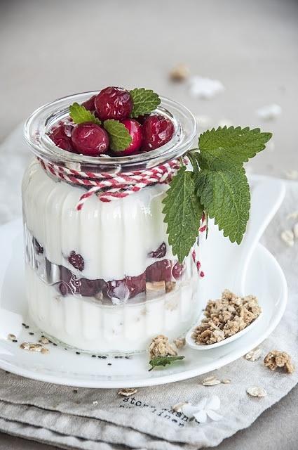 Jogurt z crunchy i mrożoną żurawiną