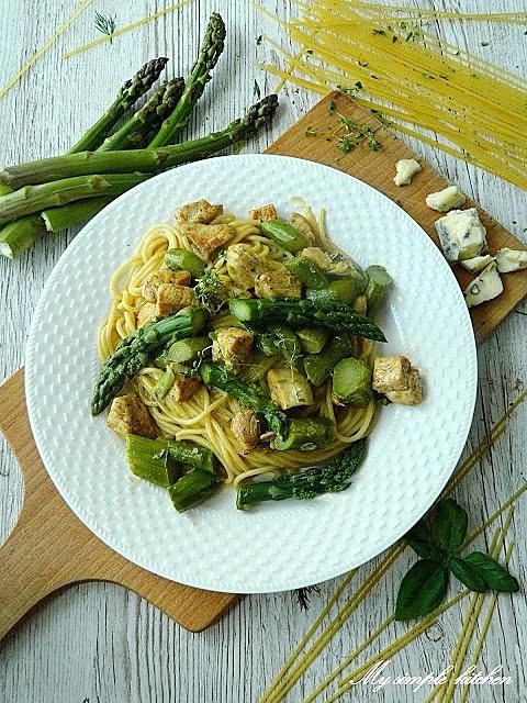 Spaghetti ze szparagami, kurczakiem i serem brie
