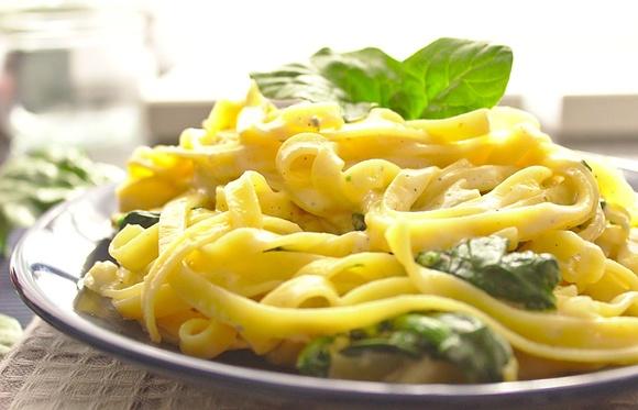 Makaron tagliatelle z gorgonzolą i szpinakiem