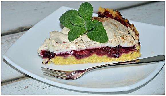 Tarta bezowa z truskawkami i borówkami w galaretce