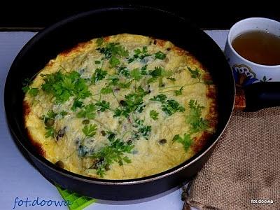 Omlet z groszkiem, ciecierzycą i trybulą