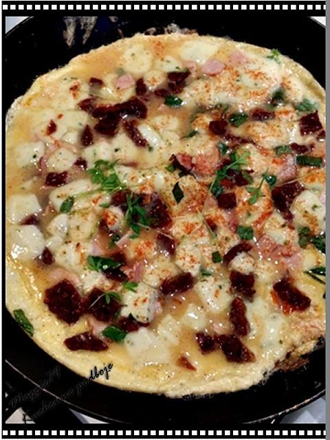 Omlet z mozzarella, suszonymi pomidorami i bazylią