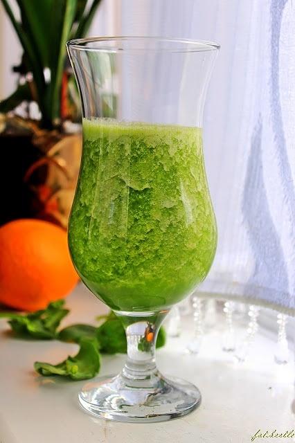 Egzotyczne smoothie ze szpinakiem i owocami