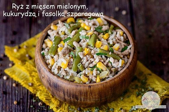 Ryż z mięsem mielonym kukurydzą i zieloną fasolką szparagową