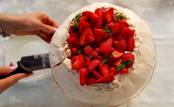 Tort bezowy z truskawkami i sosem z kwiatu czarnego bzu