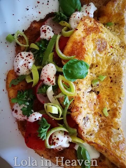 Bajeczny omlet z pomidorami, porem i jogurtem greckim