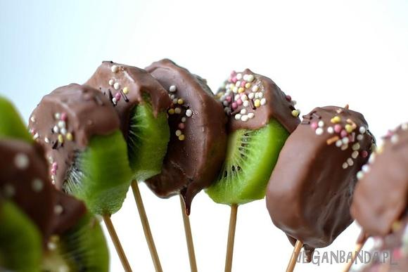 Kiwi w czekoladzie na patyku, przekąska na kinderparty