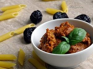 Czerwone pesto z suszonych pomidorów i śliwek