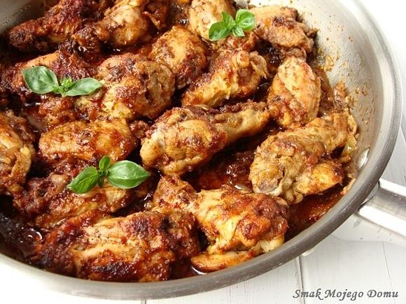 Skrzydełka z patelni duszone z cebulą, pomidorami i curry