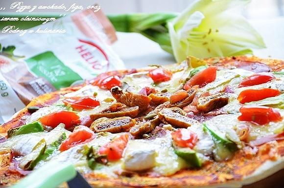 Pizza z awokado, figą i serem pleśniowym