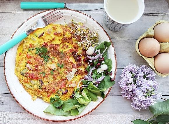Wytrawny omlet z cebulą czerwonej, szyną i papryką