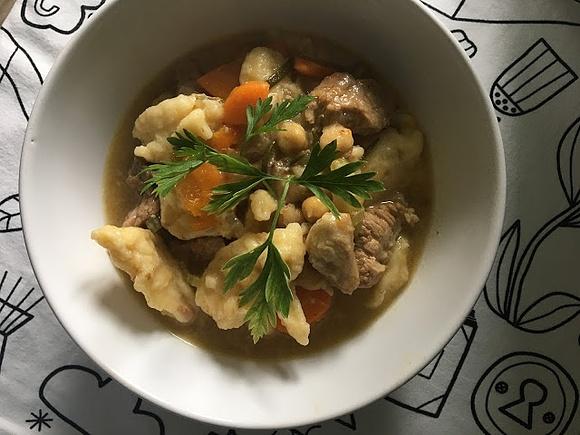 Gulasz wieprzowy na piwie z ciecierzycą i kluseczkami