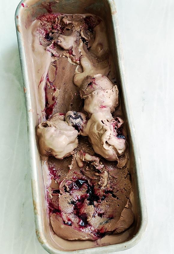 Czekoladowe lody z wiśniami w syropie
