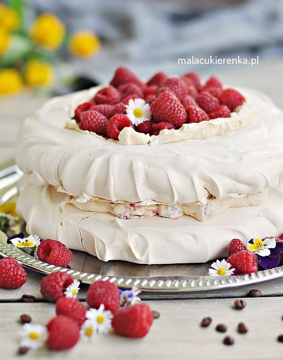 Tort bezowy z malinami i kawą