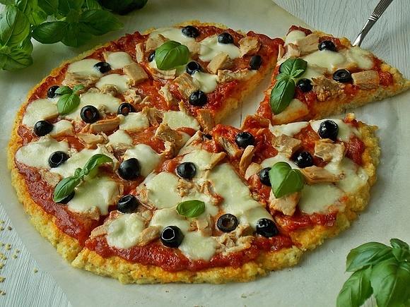 Pizza z tuńczykiem na kaszy jaglanej i gęstym sosem pomidorowym
