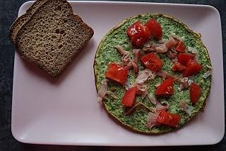 Omlet ze szpinakiem szynką szwarcwaldzką i pomidorami