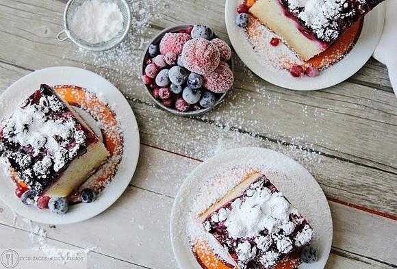 Jogurtowe ciasto z letnimi owocami bez jajek