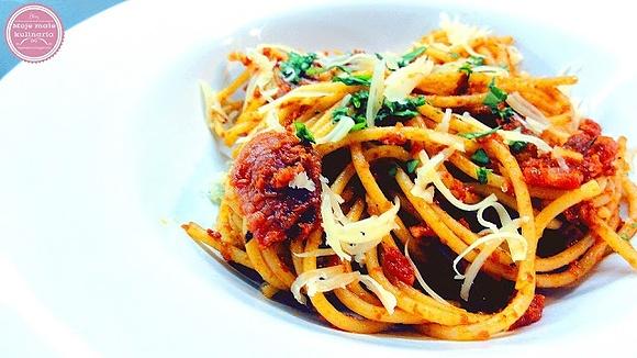 Makaron z pesto pomidorowym i boczkiem