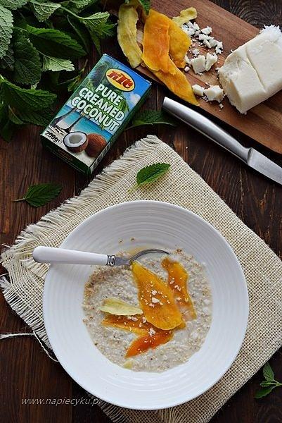 Owsianka kokosowa z bananem i suszonym mango