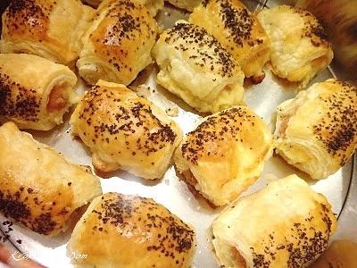 Paszteciki z ciasta francuskiego z parówką