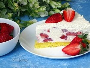 Lekki sernik z mascarpone i truskawkami